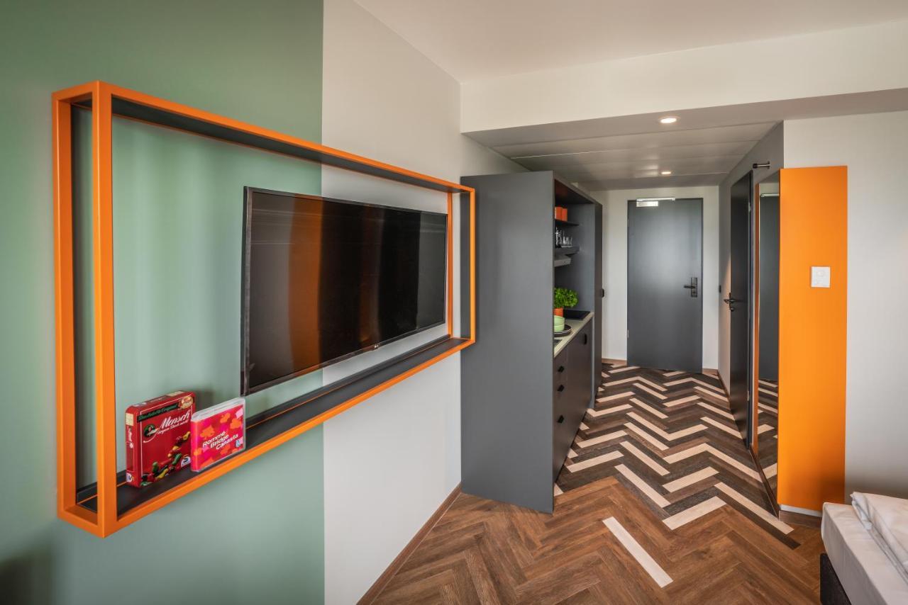 Loginn Hotel Berlin Airport Bagian luar foto