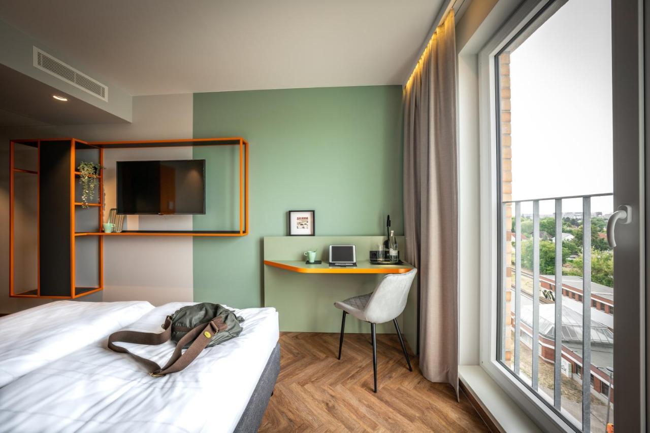 Loginn Hotel Berlin Airport Bagian luar foto