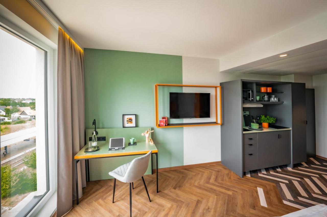 Loginn Hotel Berlin Airport Bagian luar foto